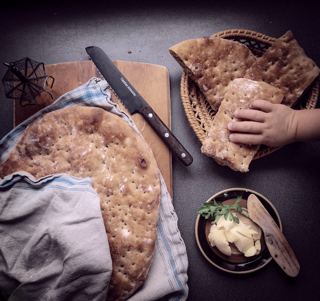 Nybakt bröd och smör uppdukat.