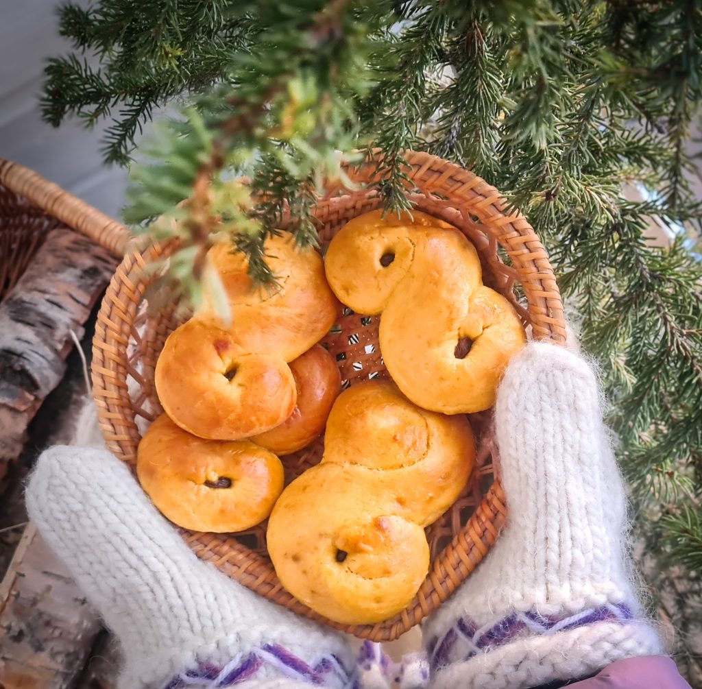 Lussebullar på ett fat.