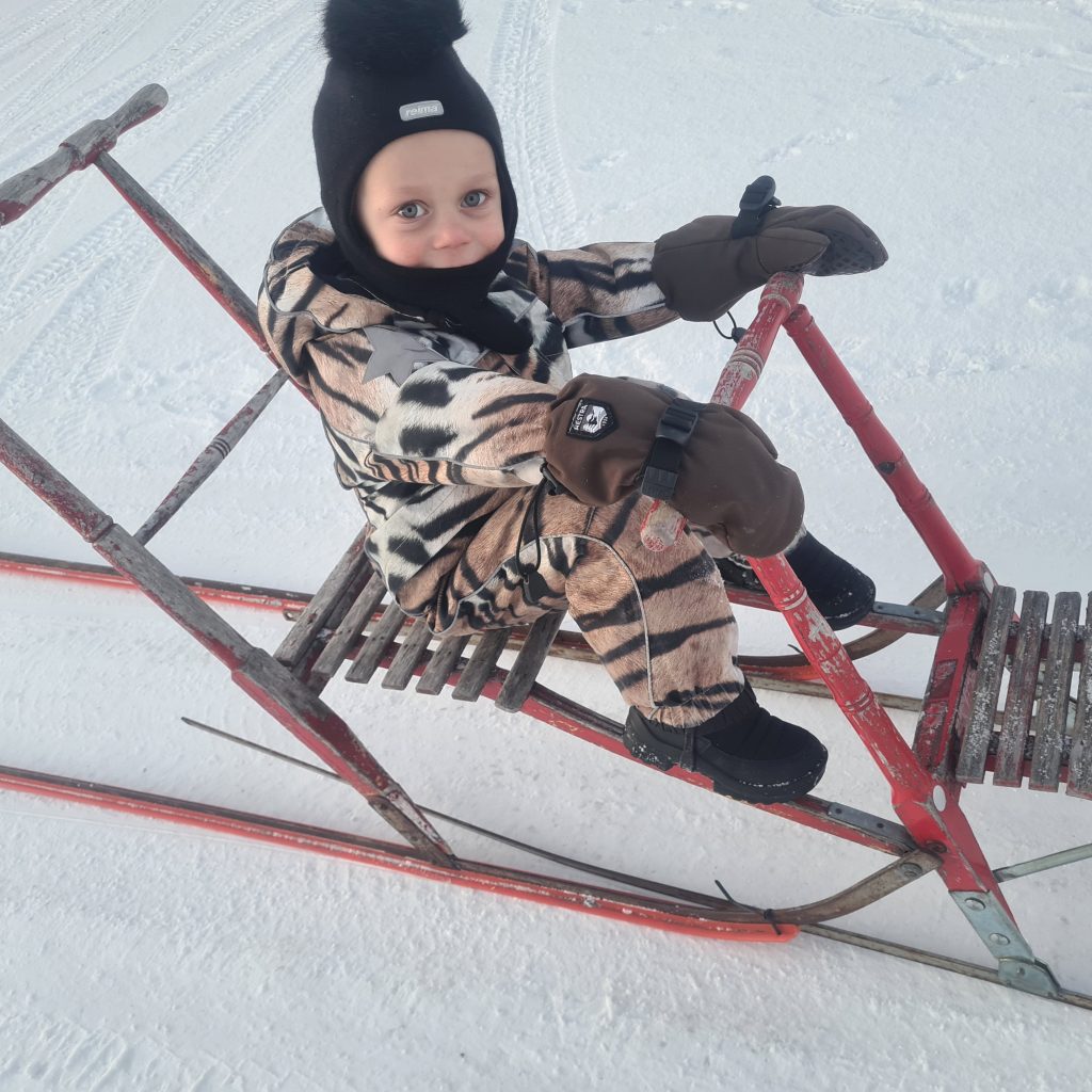 Liten pojke på sparktur.