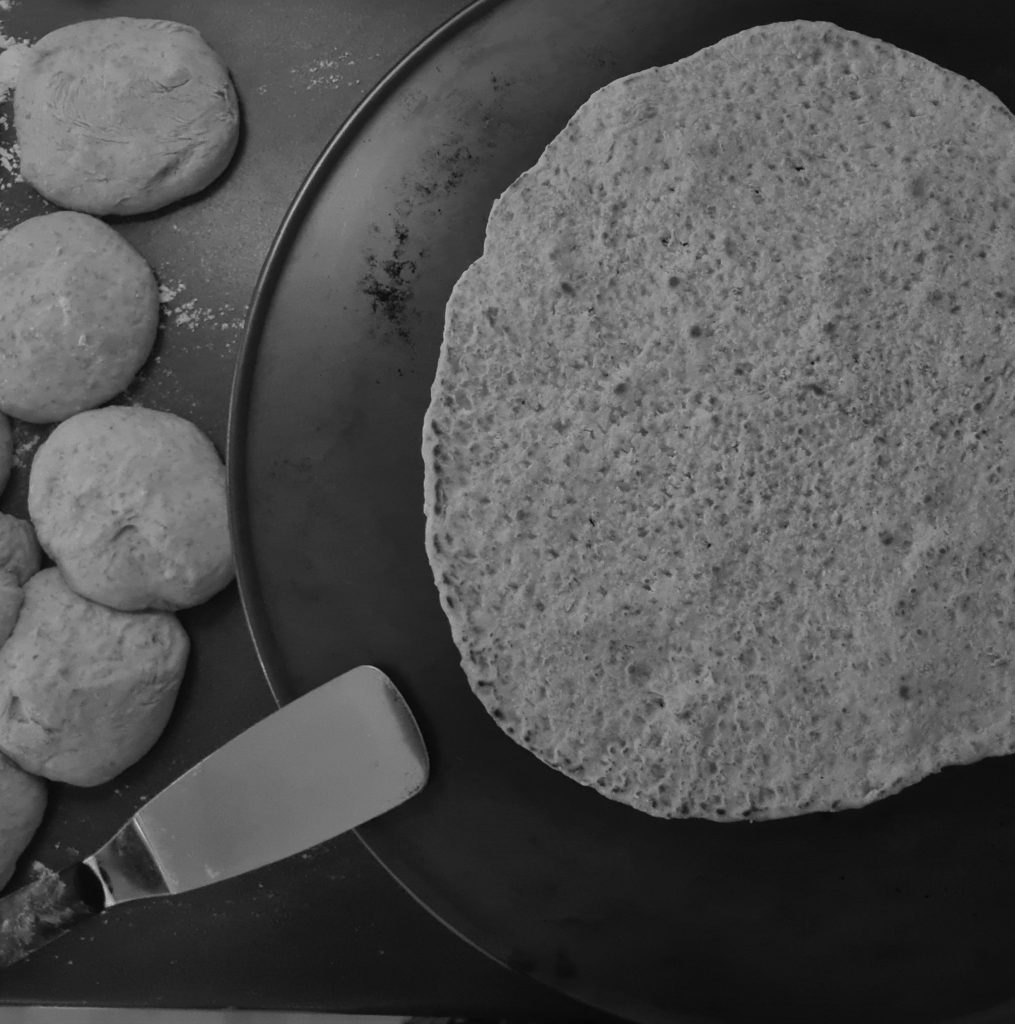 Tunnbröd på en stekhäll.