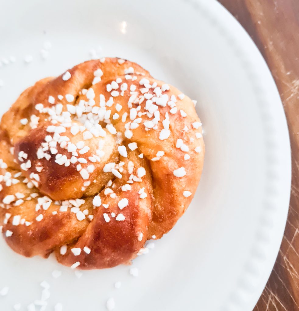 Saffransbulle på ett fat.
