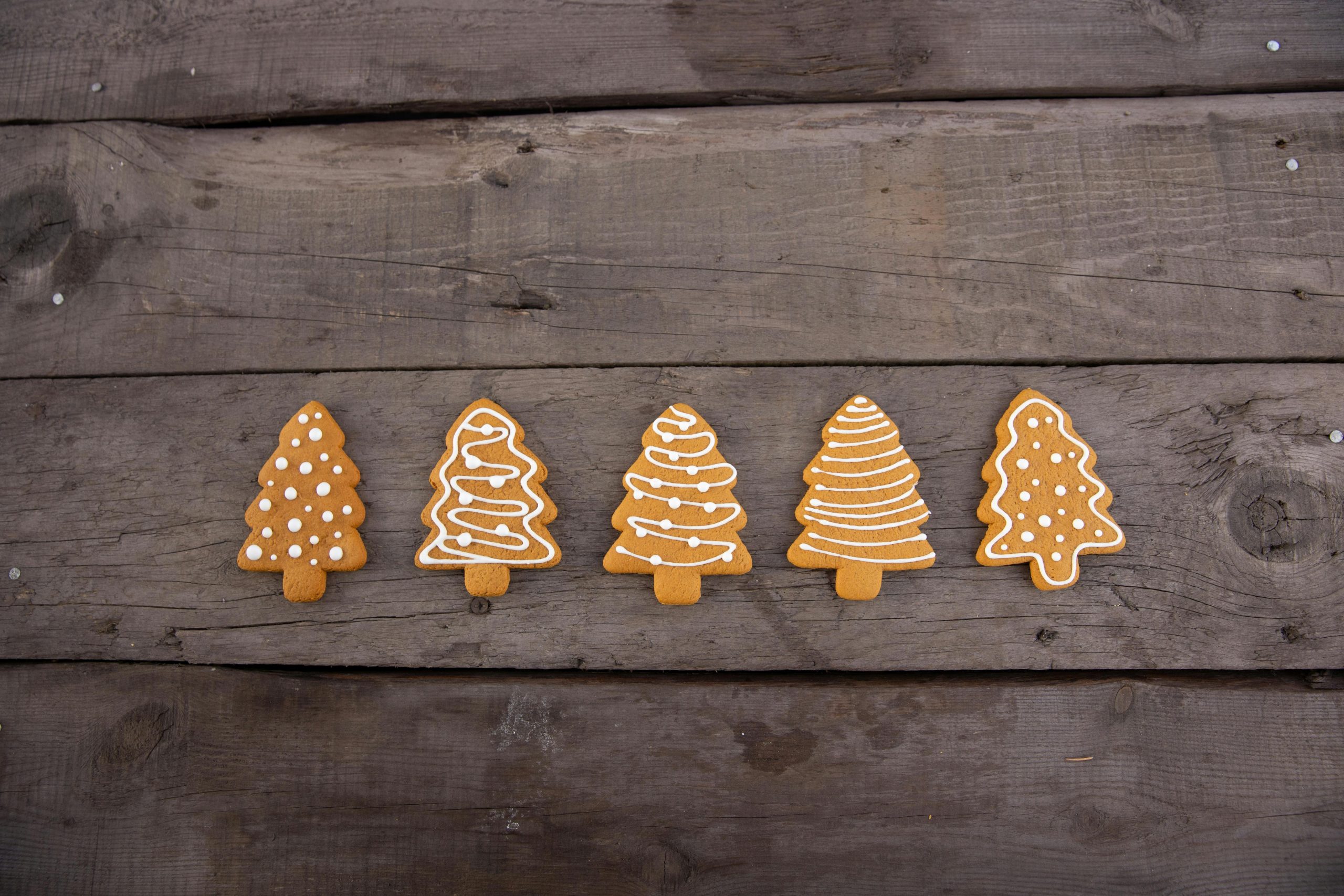 Pepparkaksgranar på rad.