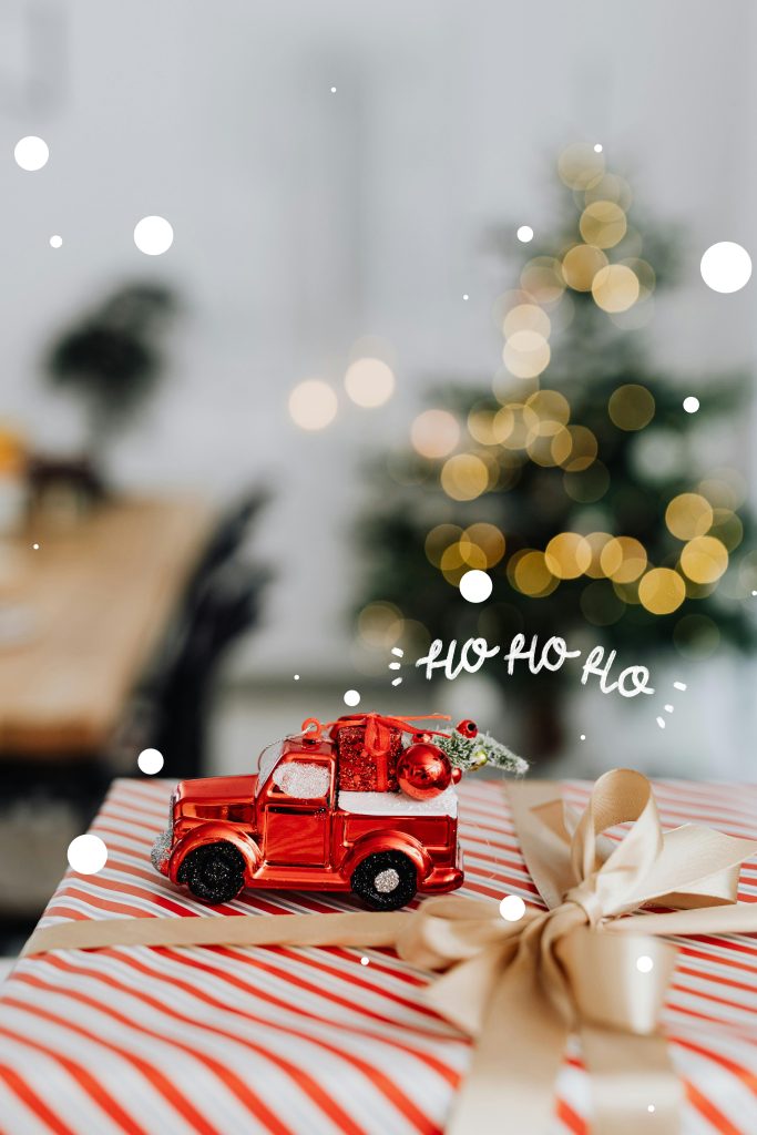 Liten bildekoration på julklapp.